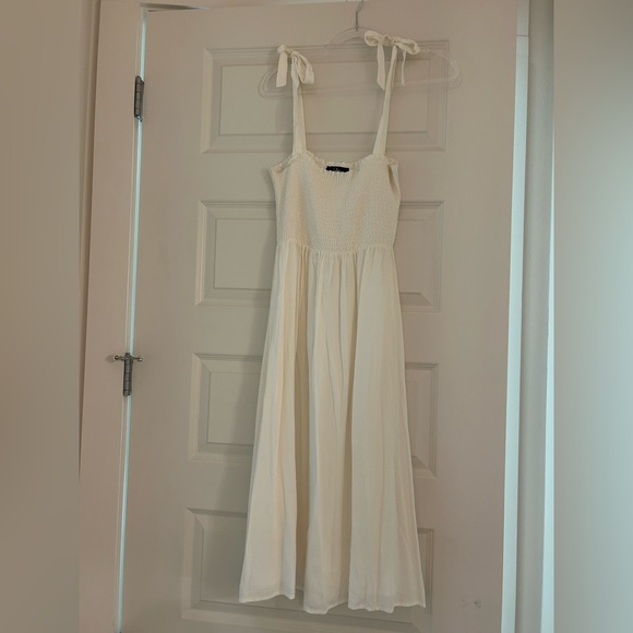 Lulu's white smocked tie-strap midi dress size M - Picture 3 of 6